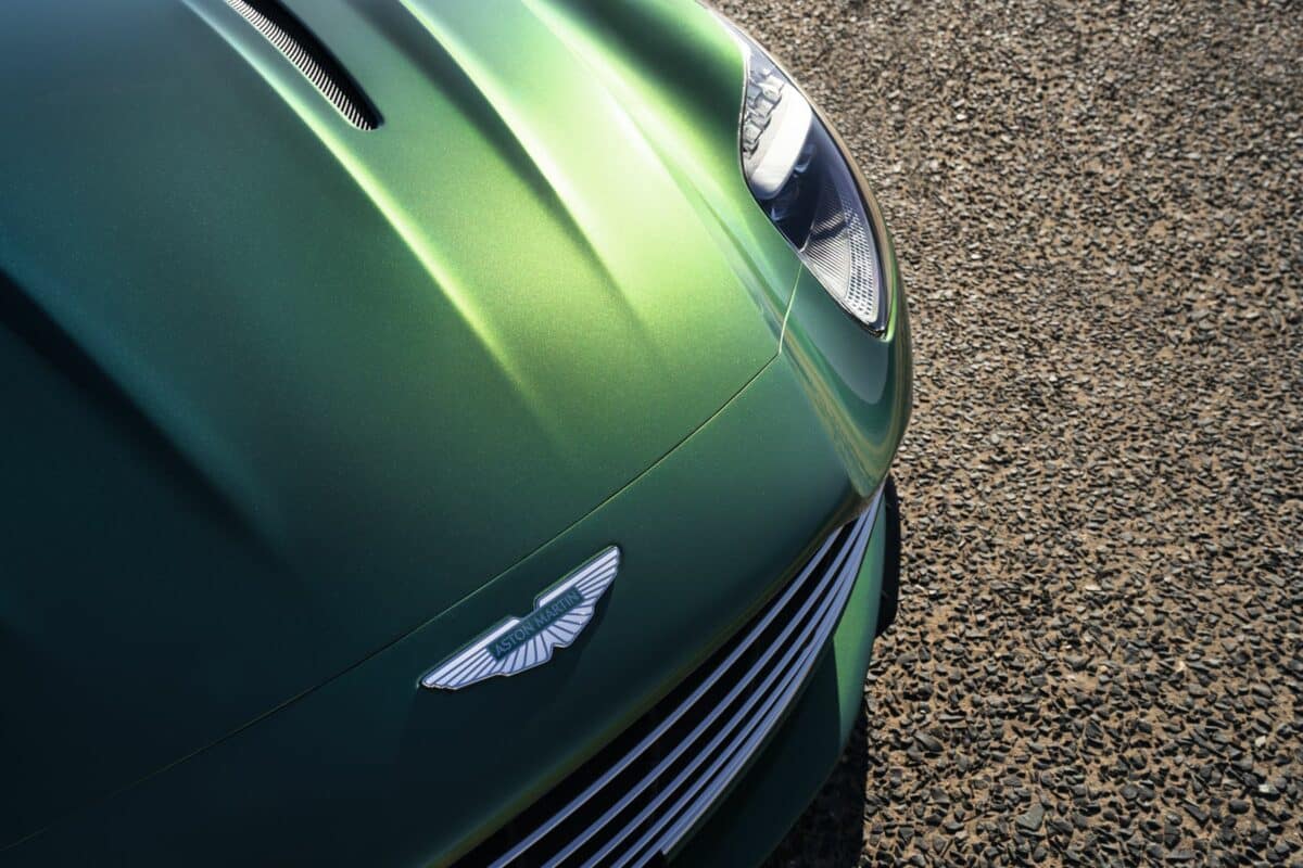 Aston Martin DB12 7