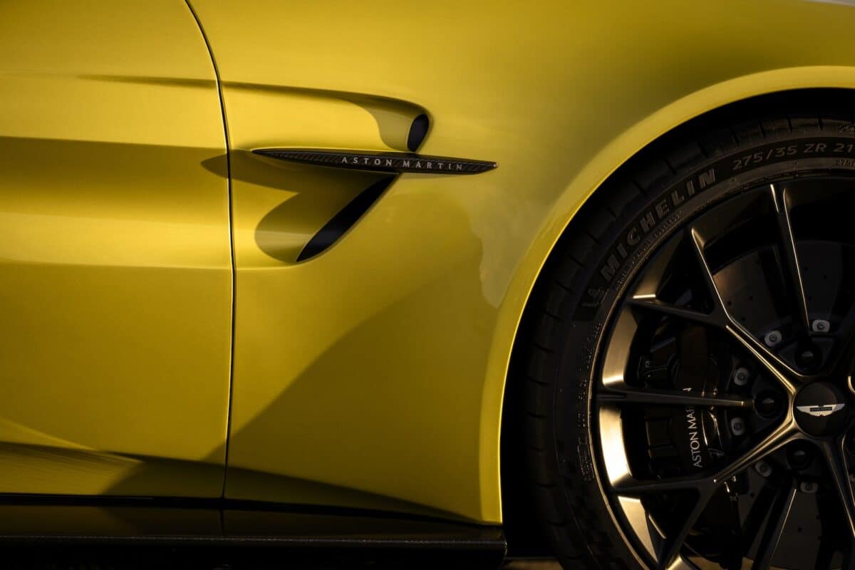 Aston Martin Vantage 13